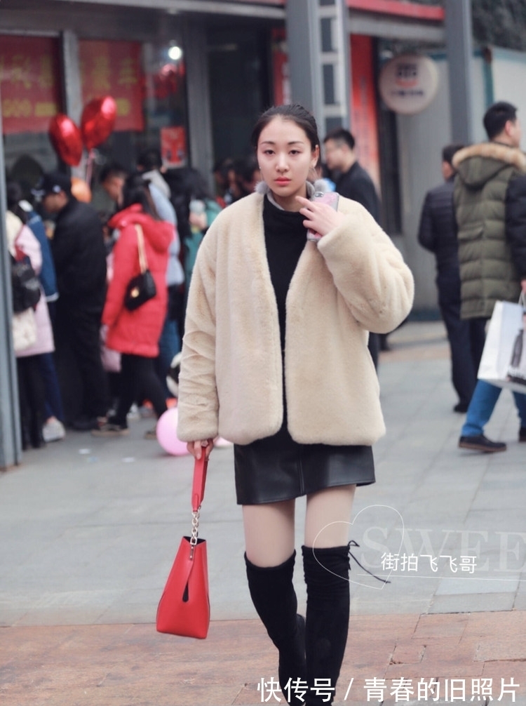 深色系|街拍:时髦都市美女灵活玩转穿搭,学习一下,下次自信满满去逛街