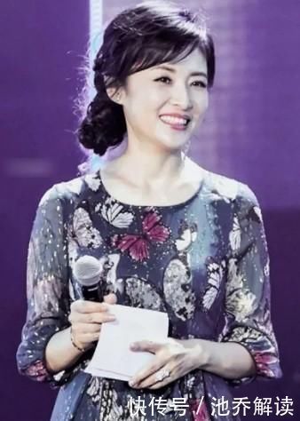 书法$周涛文化修养良好,书法也风韵独到,不愧是央视才女