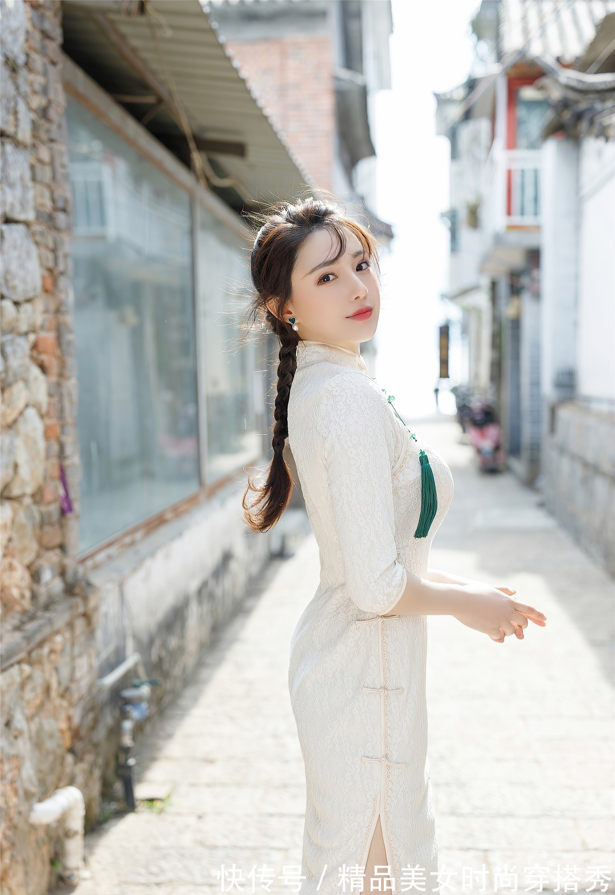 小姐姐 小姐姐身穿米白色钩花的蕾丝旗袍,充满着优雅的东方气息!