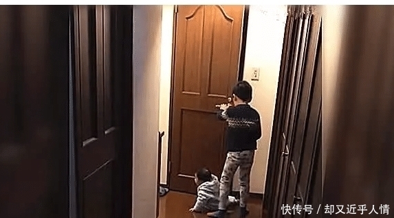 随后|哥哥夜里不敢上厕所，于是抱来了9个月的妹妹，随后发生的事尴尬又好笑