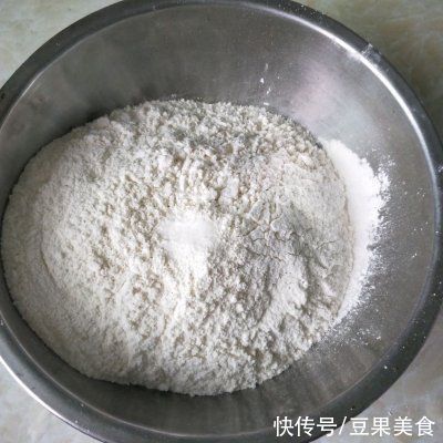 月饼|简单快手又下饭的豆沙馅广式月饼，吃起来那叫一个香