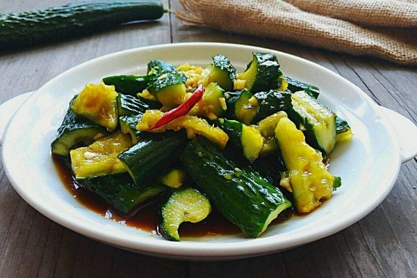 一根黄瓜,一家四口全住院,吃黄瓜必须避开的4个禁忌,要牢记