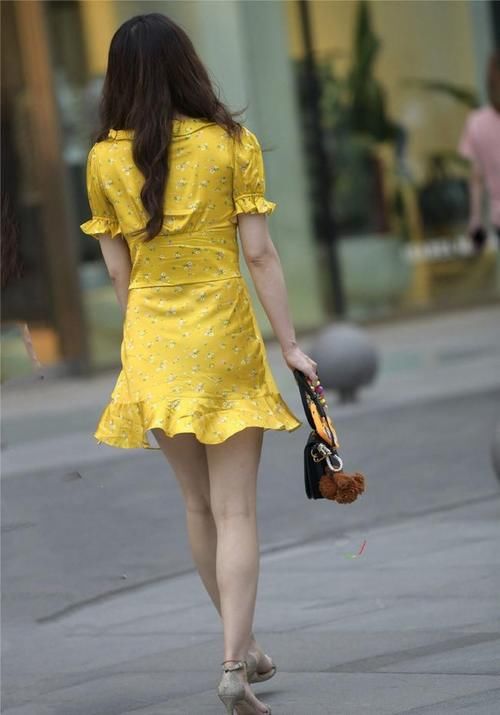 小女人味|小姐姐穿黄色碎花裙,减龄又甜美青春,穿出小女人味