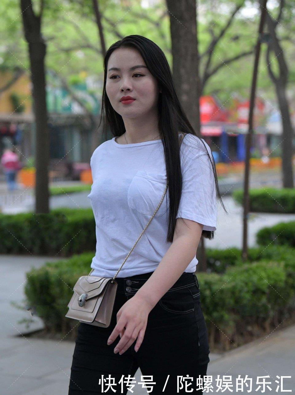 白色t恤|紧身牛仔裤搭配尖角凉鞋,简约时尚,性感大方