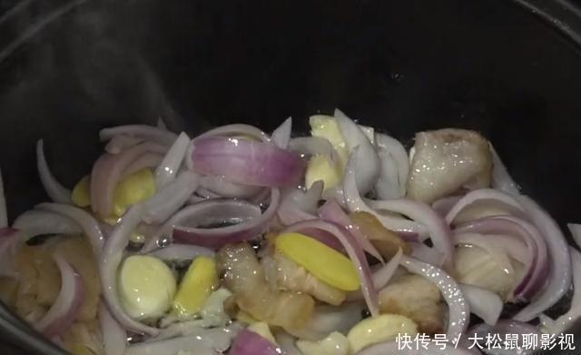 鲤鱼|鲤鱼最过瘾的吃法，不加水煮不用蒸，鲜嫩无腥味，5斤鱼一顿解决
