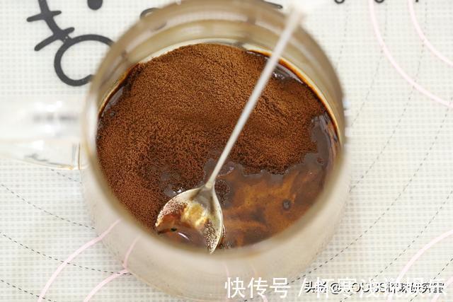蛋黄|入冬必备的甜点!焦糖饼干咖啡奶油蛋糕,爱上这香浓的美味