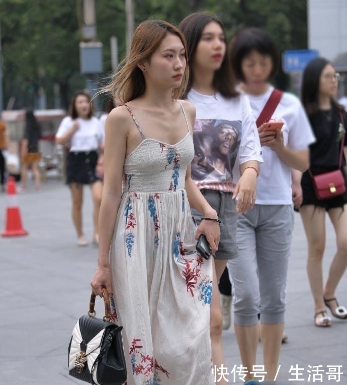 街拍:身穿吊带枫叶裙的小姐姐,魅力十足的女神范儿!