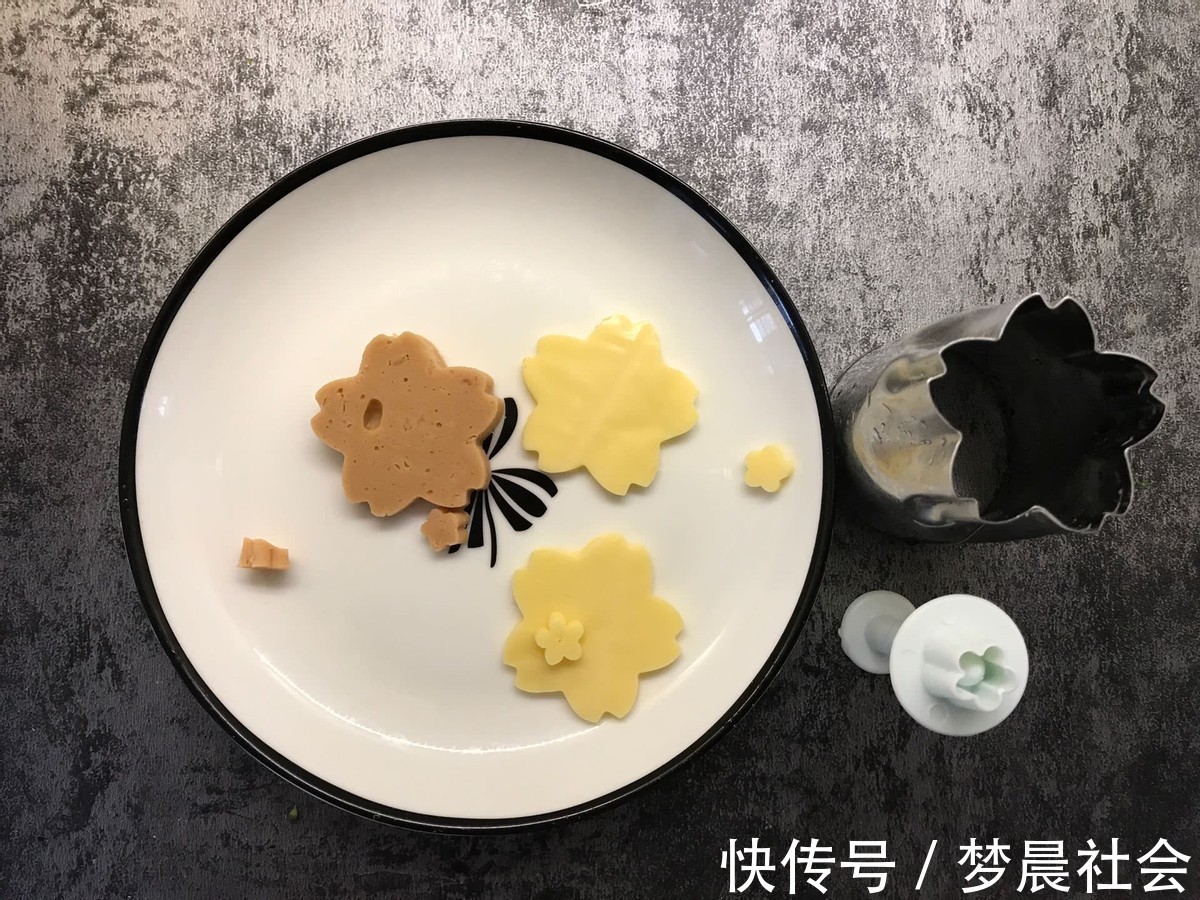 自制|自制肉松饭团,搭配西兰花,好吃又营养