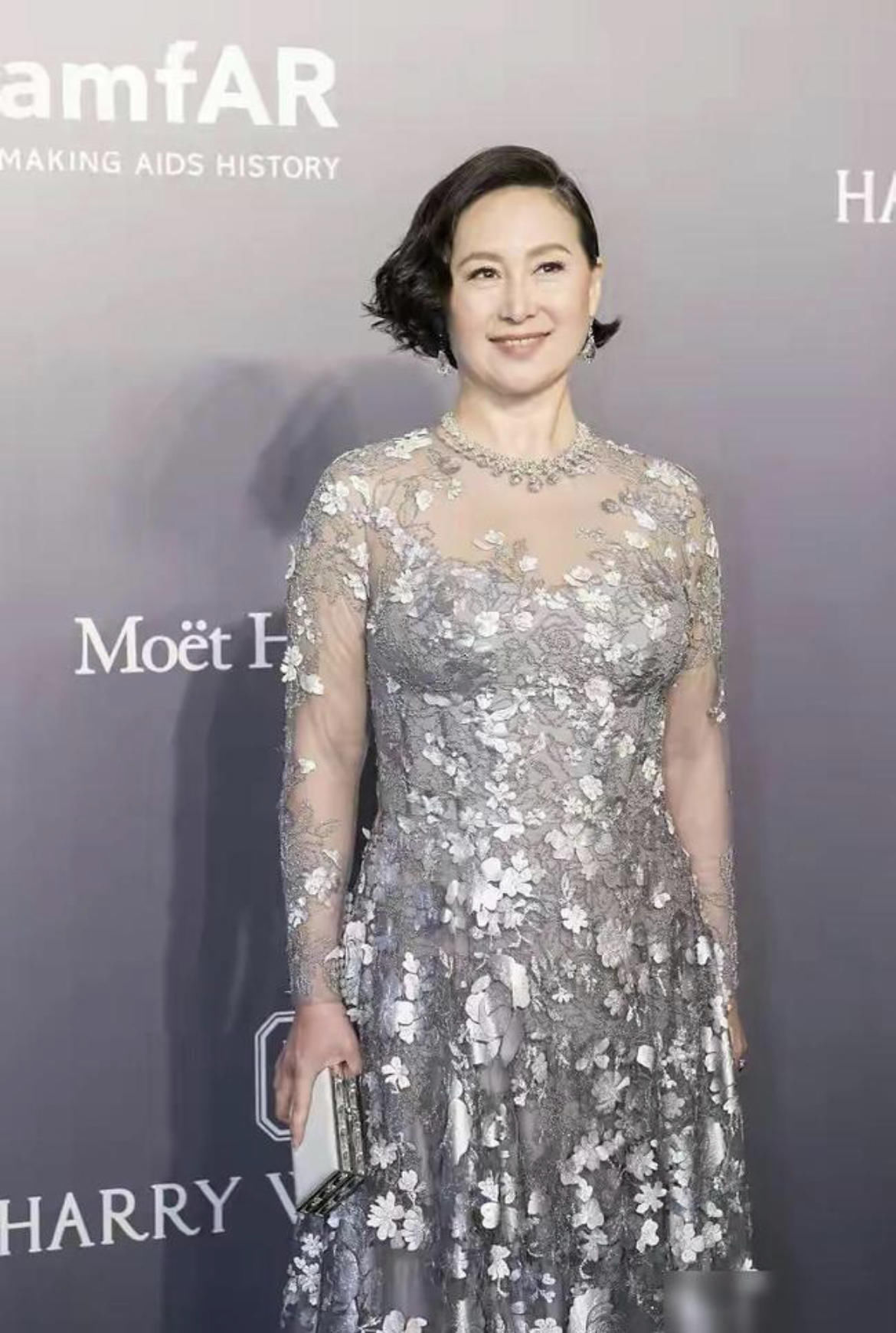 利落|何超琼不愧是“名门闺秀”，粉色上衣配短裤利落大气，减龄优雅