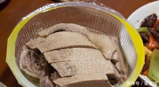 老家来亲戚,弟弟一家请吃饭,弟媳做了11个菜,大伙吃了一锅饭