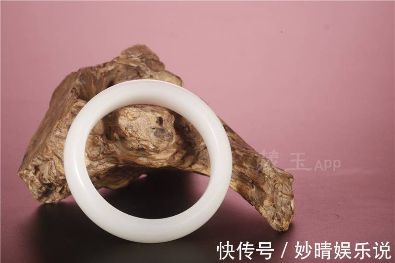 和田玉 最强硬通货!手镯是这么定价的!看完再也不怕买吃亏!