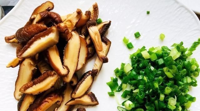 香菇条|天热，最该吃的不是丝瓜，而是这菜，隔天吃1次，又瘦又美过夏天