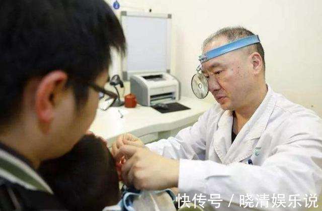 医生|2岁儿子频繁摸头,母亲觉得不对劲带去检查,医生幸亏来得及时