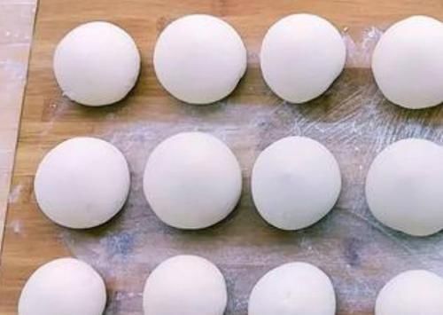 蒸馒头用酵母已经过时了，换成这种做法，馒头又香又白还筋道好吃