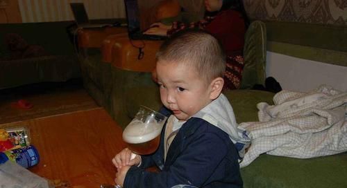 逗娃|爷爷低俗的逗娃方式,让2岁孙子再也醒不来,别让恶趣味害了孩子