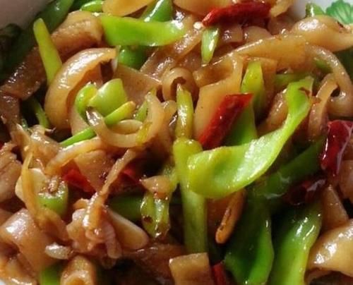  小炒|美食优选：尖椒炒肉皮，豆芽鲫鱼汤，小炒荷包蛋，口水香干的做法