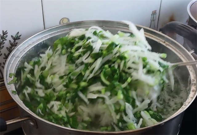 萝卜|教你山西传统腌酸菜的做法,腌一瓮酸菜都不加盐,又香又酸又好吃