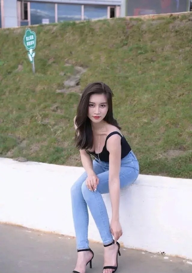 南国|美人出南国，灼灼芙蓉姿，黑色吊带背心配牛仔裤的简约性感穿搭