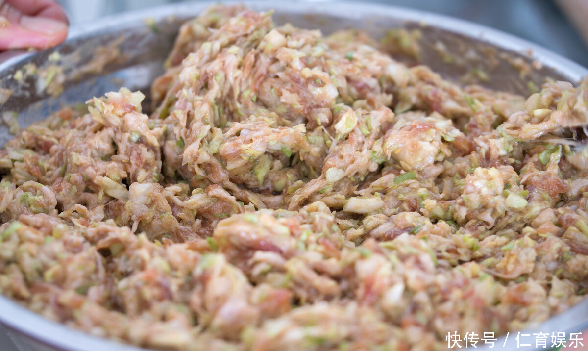 正确|拌饺子馅,加生油还是熟油?教你正确做法,别加错了,味道差很多