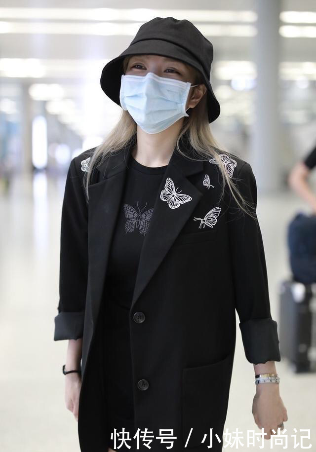 连衣裙|周扬青暗黑霸气穿搭! 宽肩西装配蝴蝶印花连衣裙, 素颜出镜也难掩魅力