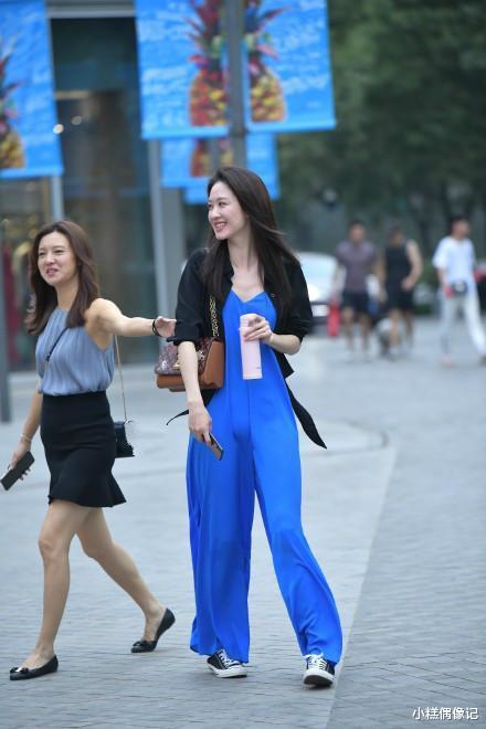 蓝色|非常有特色的一位蓝色裙裤美女