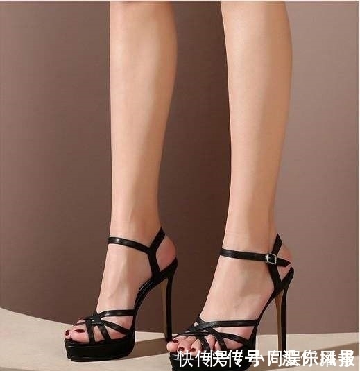 细高跟鞋 简洁利落的细高跟鞋，让美女随时随地散发出超强魅力与气质范！