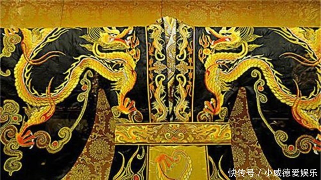 小伙|小伙收拾母亲遗物时,意外发现一件龙袍,专家:请问祖上何人?