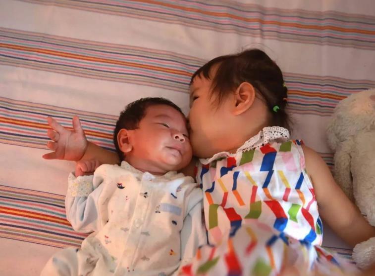 大宝|二胎家庭大宝应该跟谁睡?有种选择伤害大,另一种却是最优安排