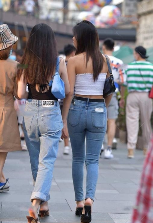 穿搭 墨绿色的无袖上衣,搭配黑色九分裤,整体给人简单清爽利落感觉