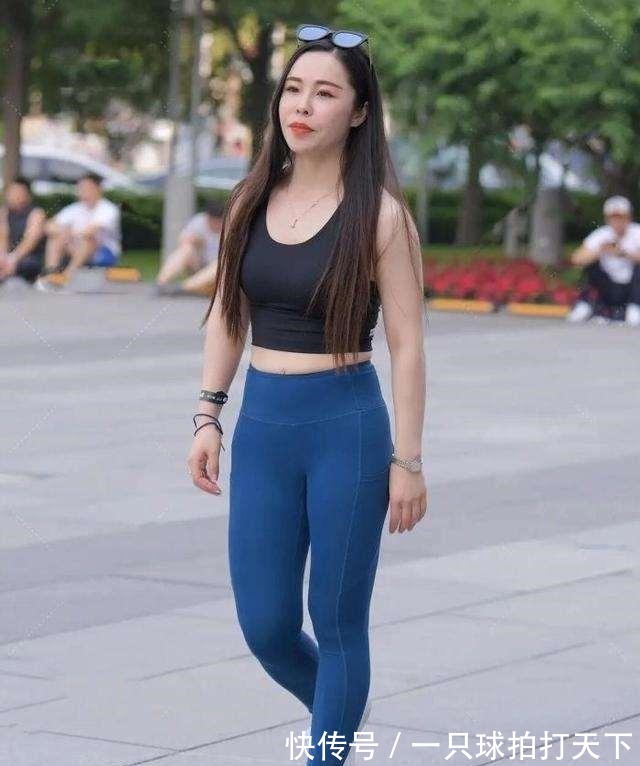 减龄 自信漂亮的打底裤装扮尽显甜美风格，美出自己的风格，青春减龄