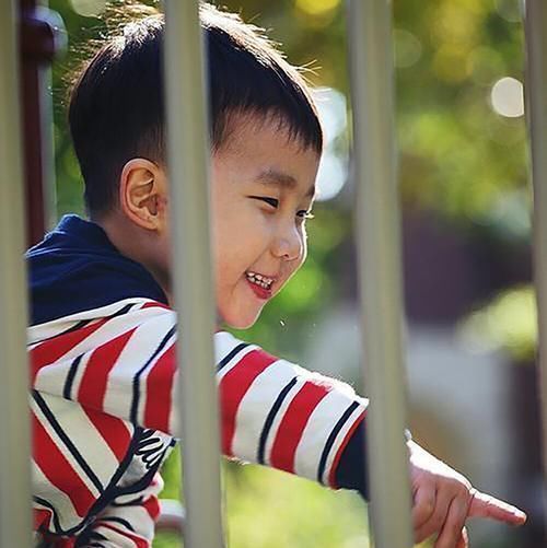 瑜伽|妈妈倒立练瑜伽,宝宝笑着赶来“吃奶”,动作乐坏网友:饿坏了吧