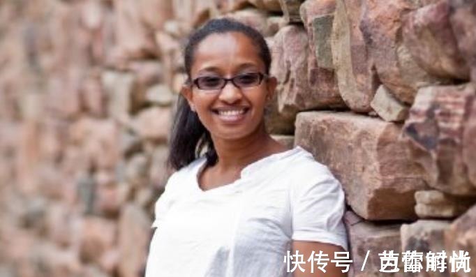 获奖#凭借残忍照片获奖无数,作者却在骂声中自尽,27年后女孩现状怎样!