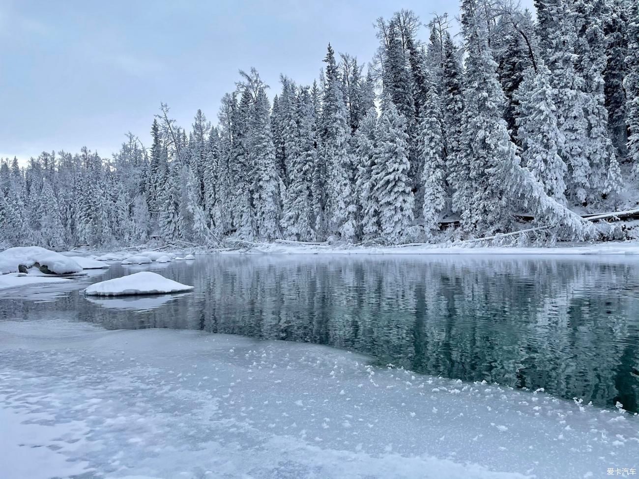 白雪皑皑的冰湖，晨雾弥漫的神仙湾