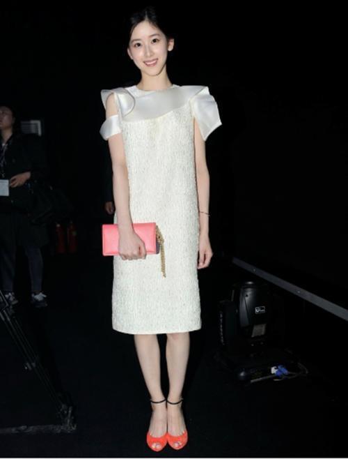 性感|章泽天穿小白裙美到耀眼,都当妈妈了,打扮甜美还是那个奶茶妹妹