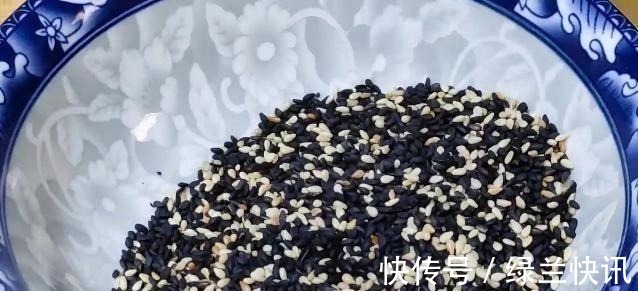 玉米面|早餐吃它,胜过喝豆浆牛奶,维生素钙极高,做一次吃半月