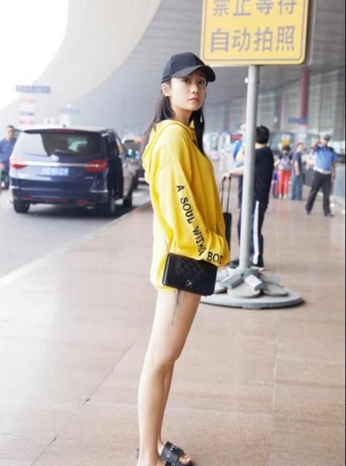 高跟鞋|黄色卫衣配短裤，实在是太减龄了，完全看不出真实年龄！