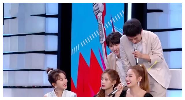 张雨绮主持《快本》聒噪不已，多次打断嘉宾说话，何炅都圆不了场