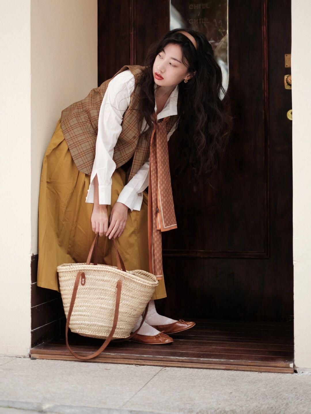 搭配 秋冬,复古风穿搭怎么搭?格子马甲+黄色半身裙,复古又时髦