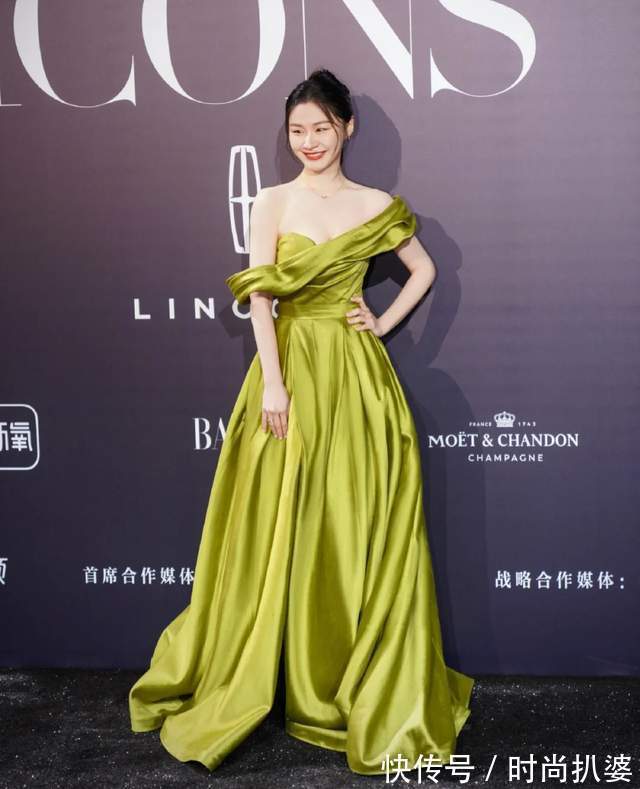 小蛮腰 金靖高美商让人服气!穿国货礼服让人惊喜,遇上满场女星也不输阵