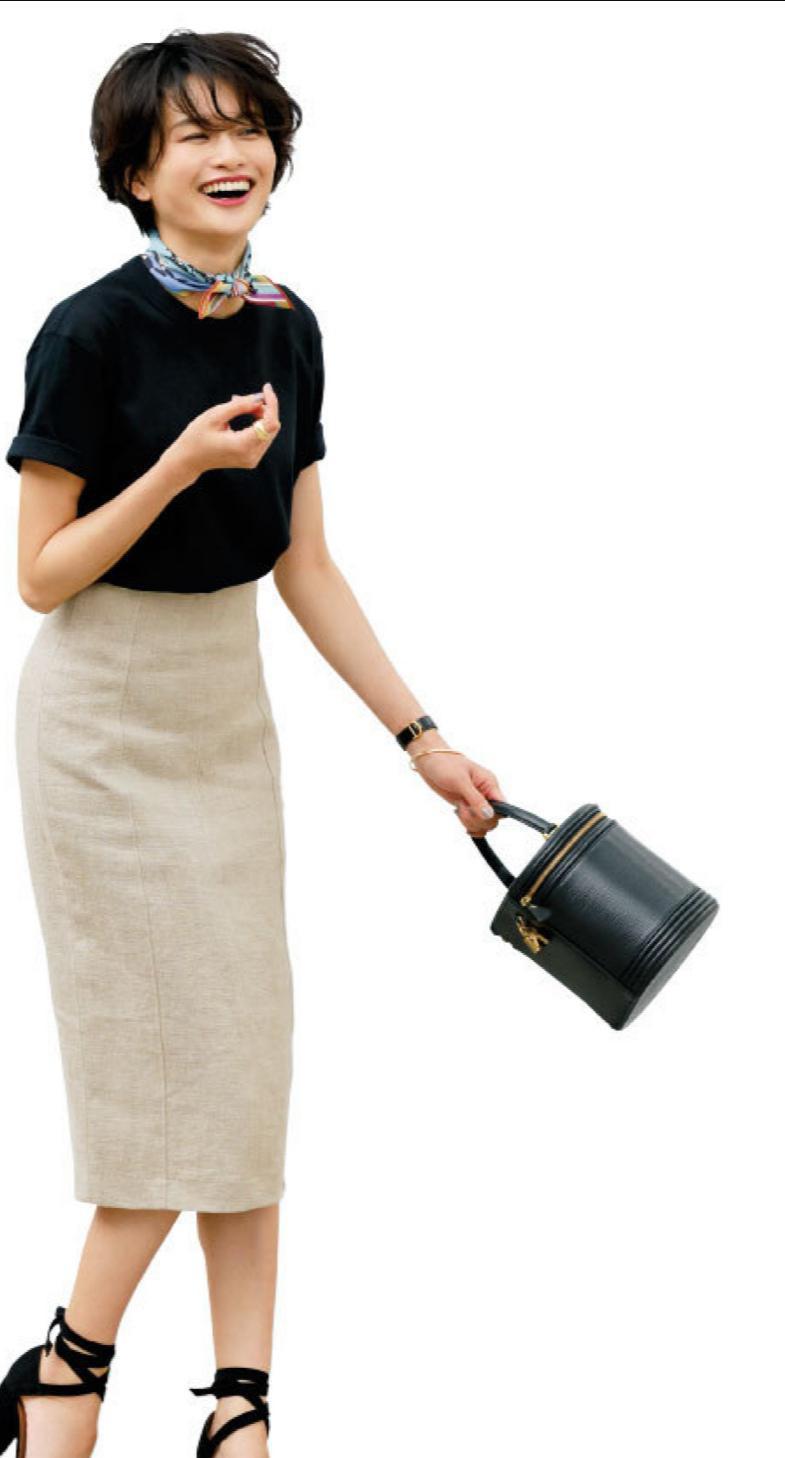 减龄|40岁女人怎么穿时尚减龄?十种黑色T恤的搭配方法,时髦又显瘦