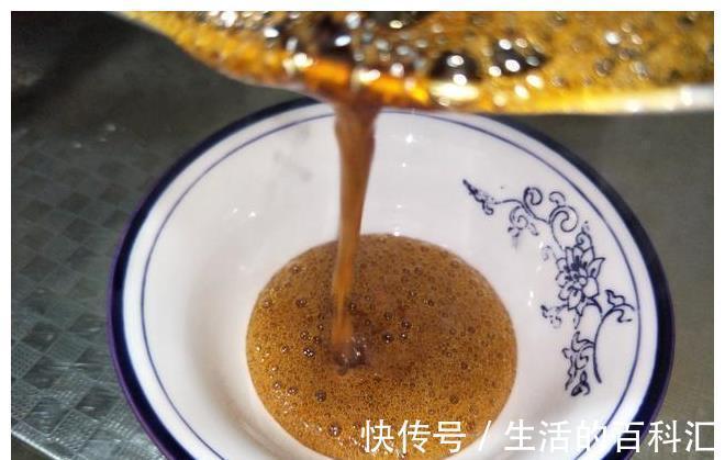 炒糖色时,直接放糖就不对!多加这1步,糖色又红又亮,味不苦
