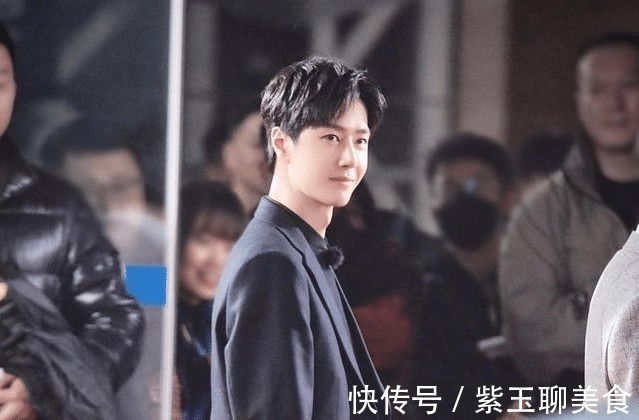 王一博和錢楓出席活動合影,錢楓臉部被虛化,偏愛程度很明顯