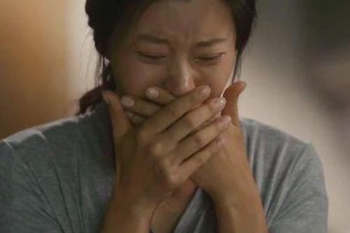 孩子|奶奶给孙子冲奶粉，妈妈却从监控中发现恶心一幕：奶瓶被舔了又舔