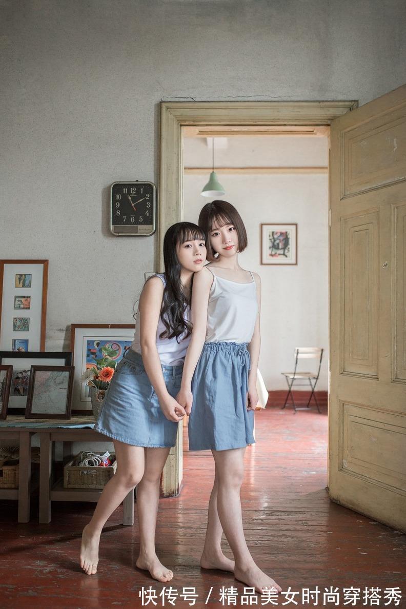 好搭 白色的吊带背心减龄又好搭,下搭简约的牛仔裙,给人简约的时尚感