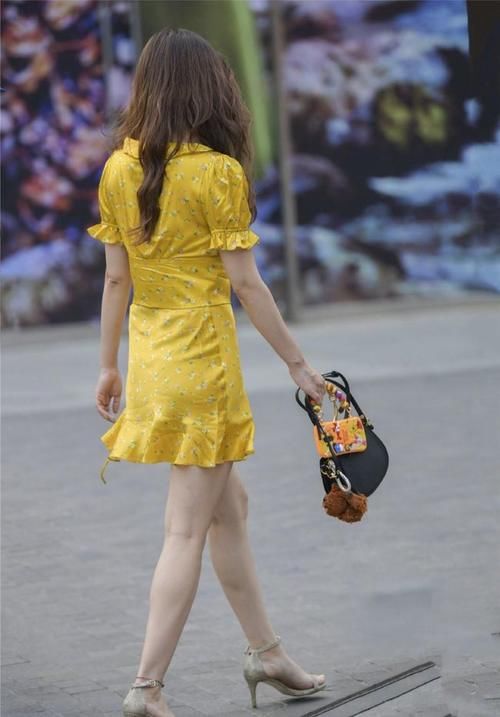 小女人味|小姐姐穿黄色碎花裙,减龄又甜美青春,穿出小女人味