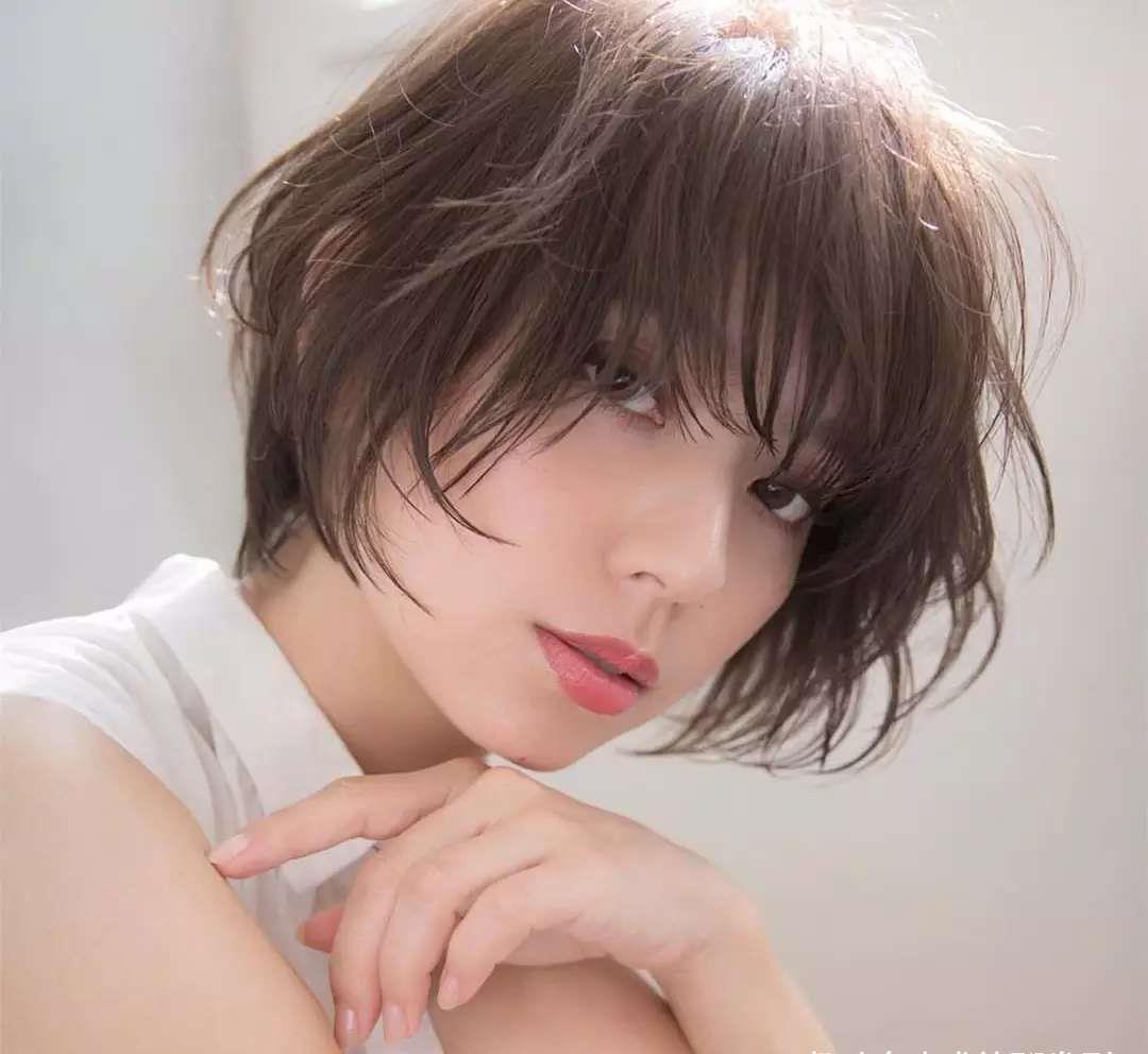 蓬松感|头发细软、发量少、额头高,适合什么发型?剪短烫卷,别无他法