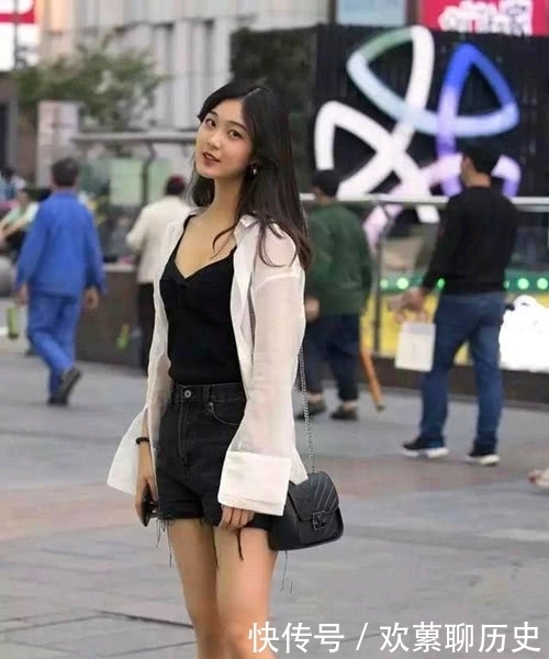 街拍,成熟美丽的姐姐与可爱的靓装小美女,哪位才是你心中的最爱