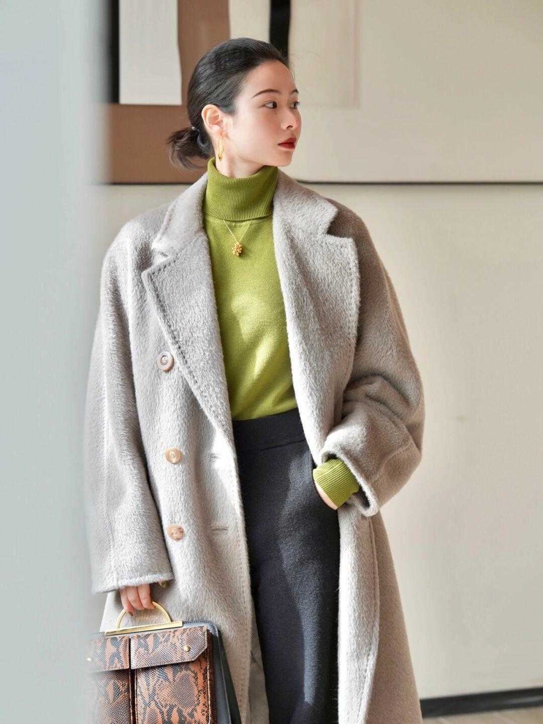 浅色系 求你别穿羽绒服了,大衣才是今年的必备品,优雅显气质