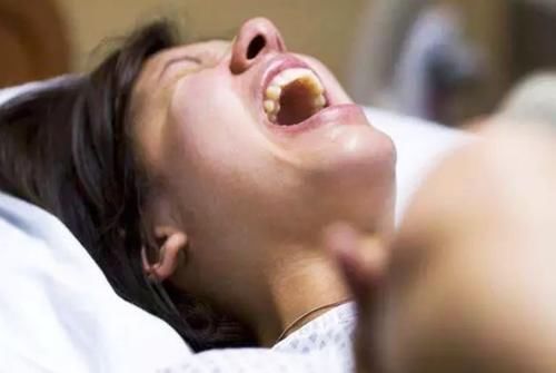 产妇|“医生,能别用产钳吗?”产妇忍痛换跪姿分娩,为母则刚很感人