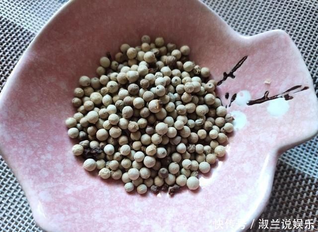 同样是胡椒,选黑胡椒还是白胡椒老厨师教你一招,知道不再瞎买